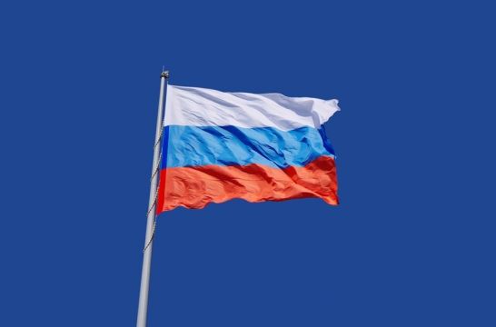 Больше половины россиян поддержали инициативу начинать учебную неделю с поднятия флага и исполнения гимна