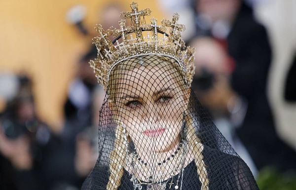 Мадонна обратилась к папе Римскому с просьбой пересмотреть ее отлучение от церкви