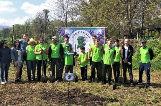 Во Владикавказе в рамках акции «Сад памяти» высадили 30 саженцев дуба