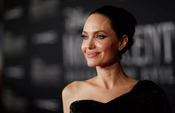Недоеденный круассан Джоли решили продать во Львове за 2,5 млн рублей